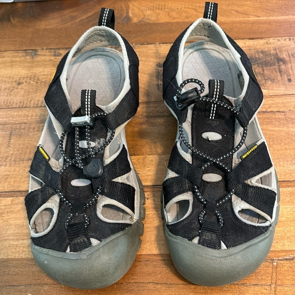 Keen water sandals, No size tag see measurements